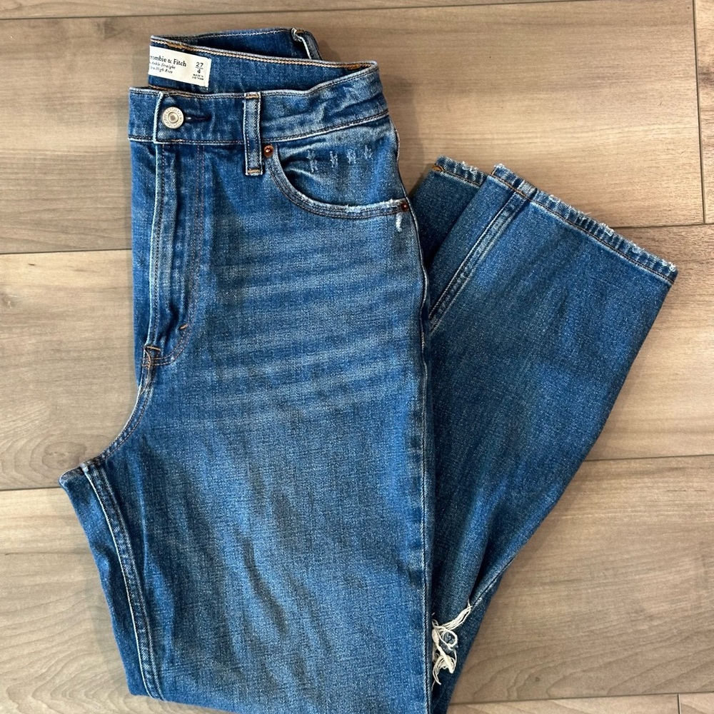 Ambercrombie & Fitch Ultra High Rise Ankle Straight Jean Size 27|4